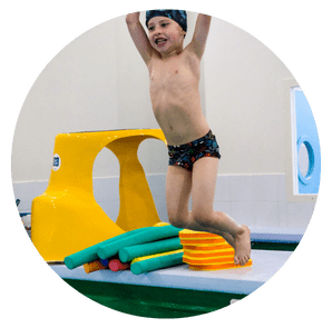 Enfant apprenant le crawl en piscine