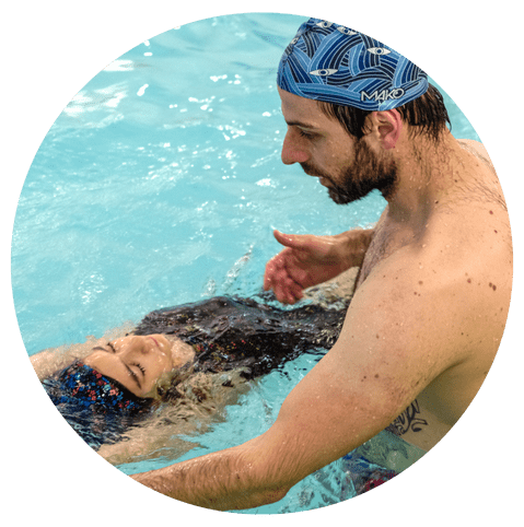 Enfant apprenant le crawl en piscine