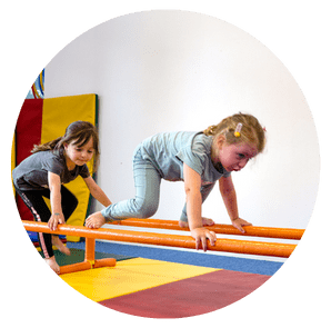 Enfant s'entraînant à la gymnastique