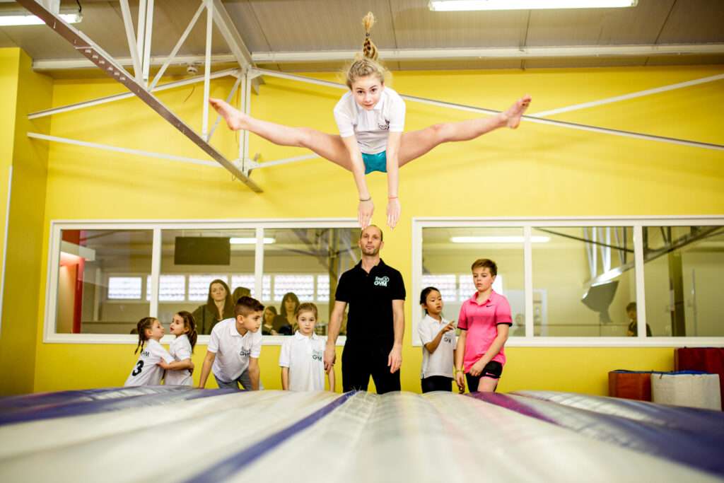 Enfant s'entraînant à la gymnastique